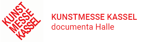 Rotes Logo „KUNSTMESSE KASSEL“ und Text „KUNSTMESSE KASSEL documenta Halle“ auf weißem Hintergrund.